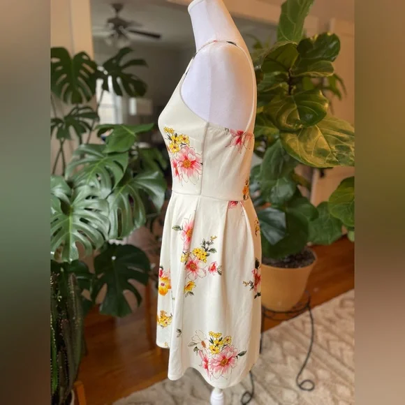 NWOT Spring Floral Dress 🪩 - Picture 7 of 7